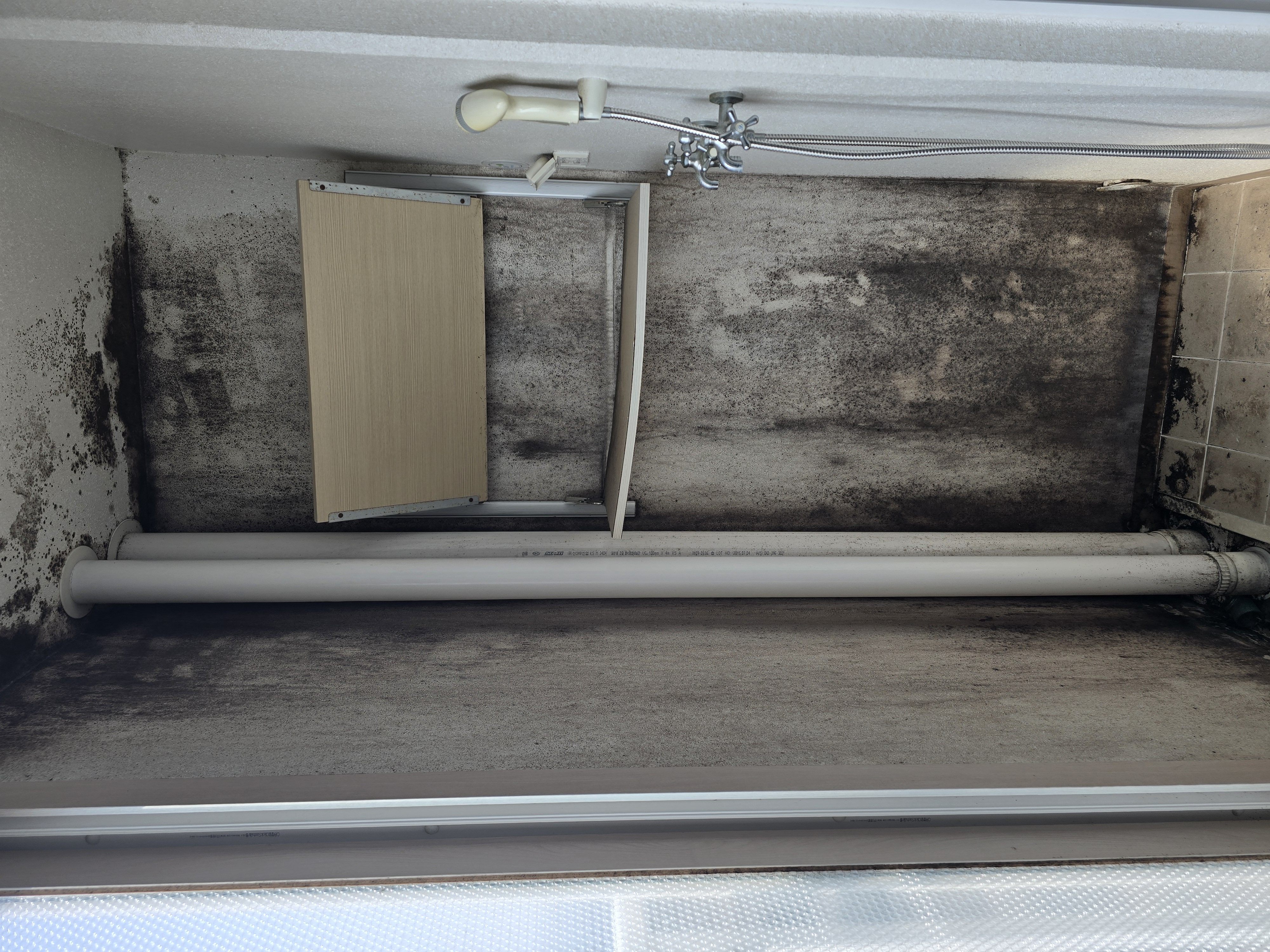 베란다 곰팡이제거 청소 전