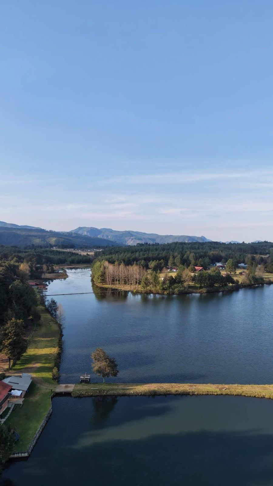 Interior acogedor de cabaña con chimenea