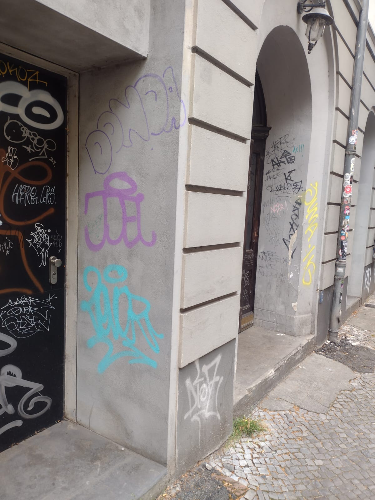 Graffitientfernung – Vorher | Allrounder Stelter Berlin Graffitientfernung – Vorher