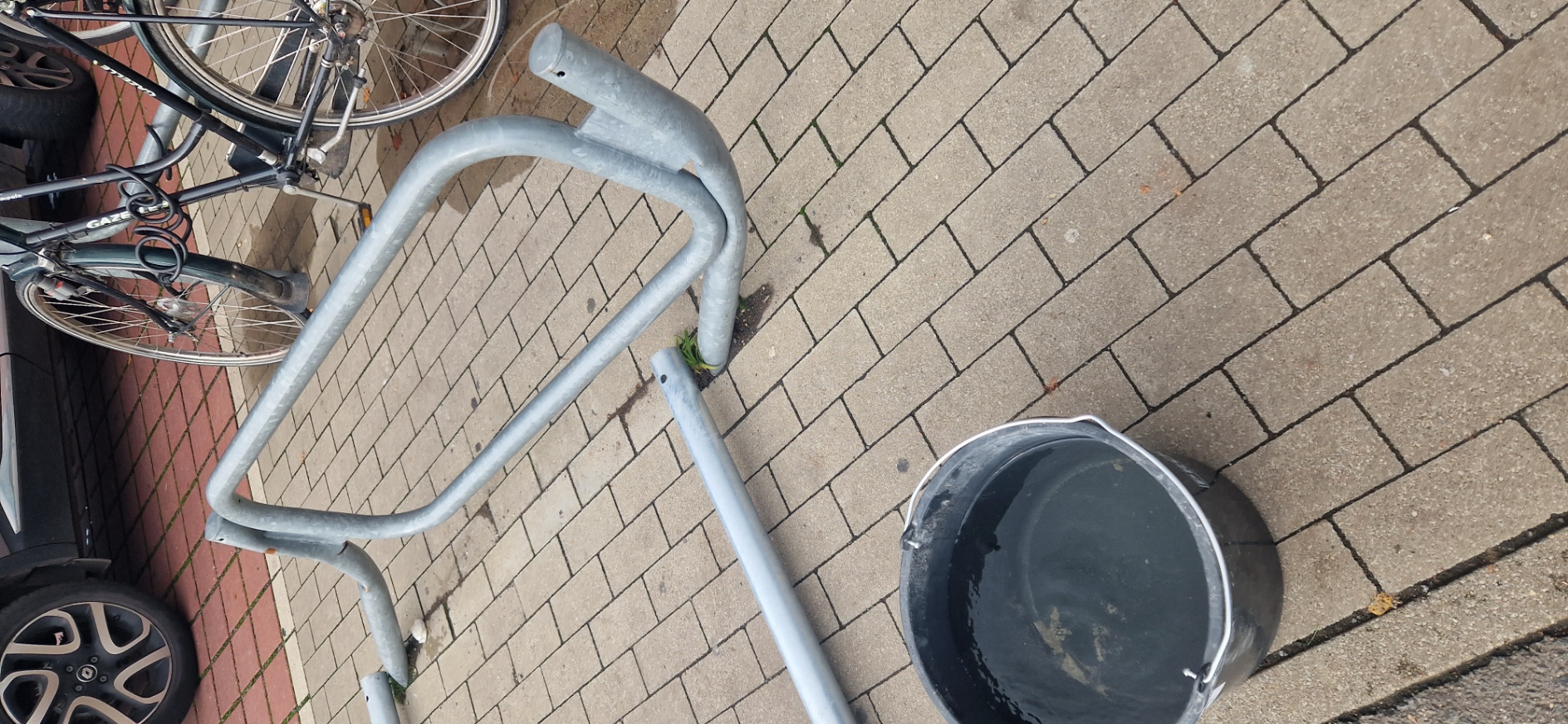 Fahrradbügel – Vorher | Allrounder Stelter Berlin Fahrradbügel – Vorher