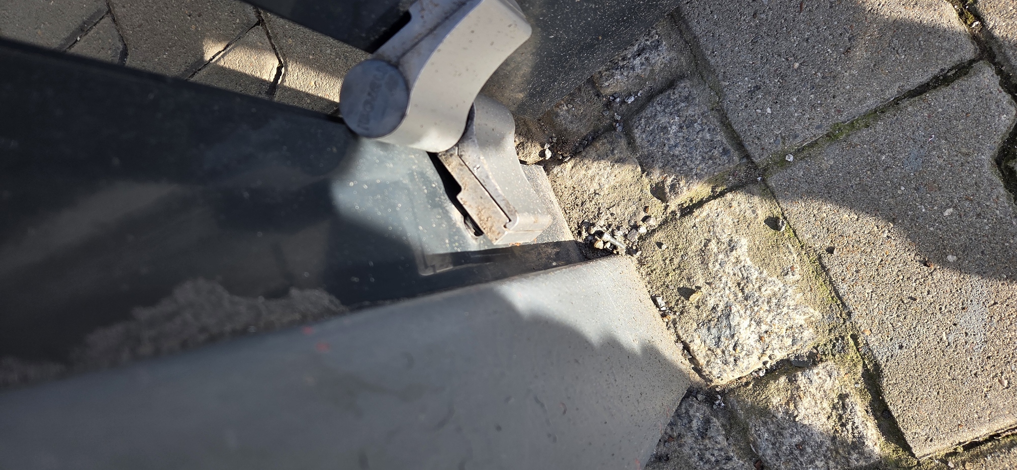 Türscharnier ist defekt – Vorher | Allrounder Stelter Berlin Türscharnier ist defekt – Vorher