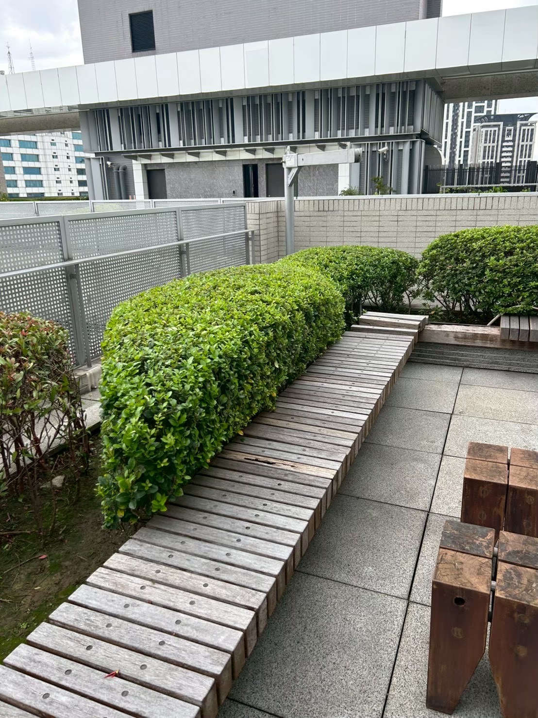 樹匠園藝社區植栽定期保養實況,園藝師為台北市公寓大廈入口盆栽施肥澆水 樹匠園藝社區植栽定期保養實況,園藝師為台北市公寓大廈入口盆栽施肥澆水