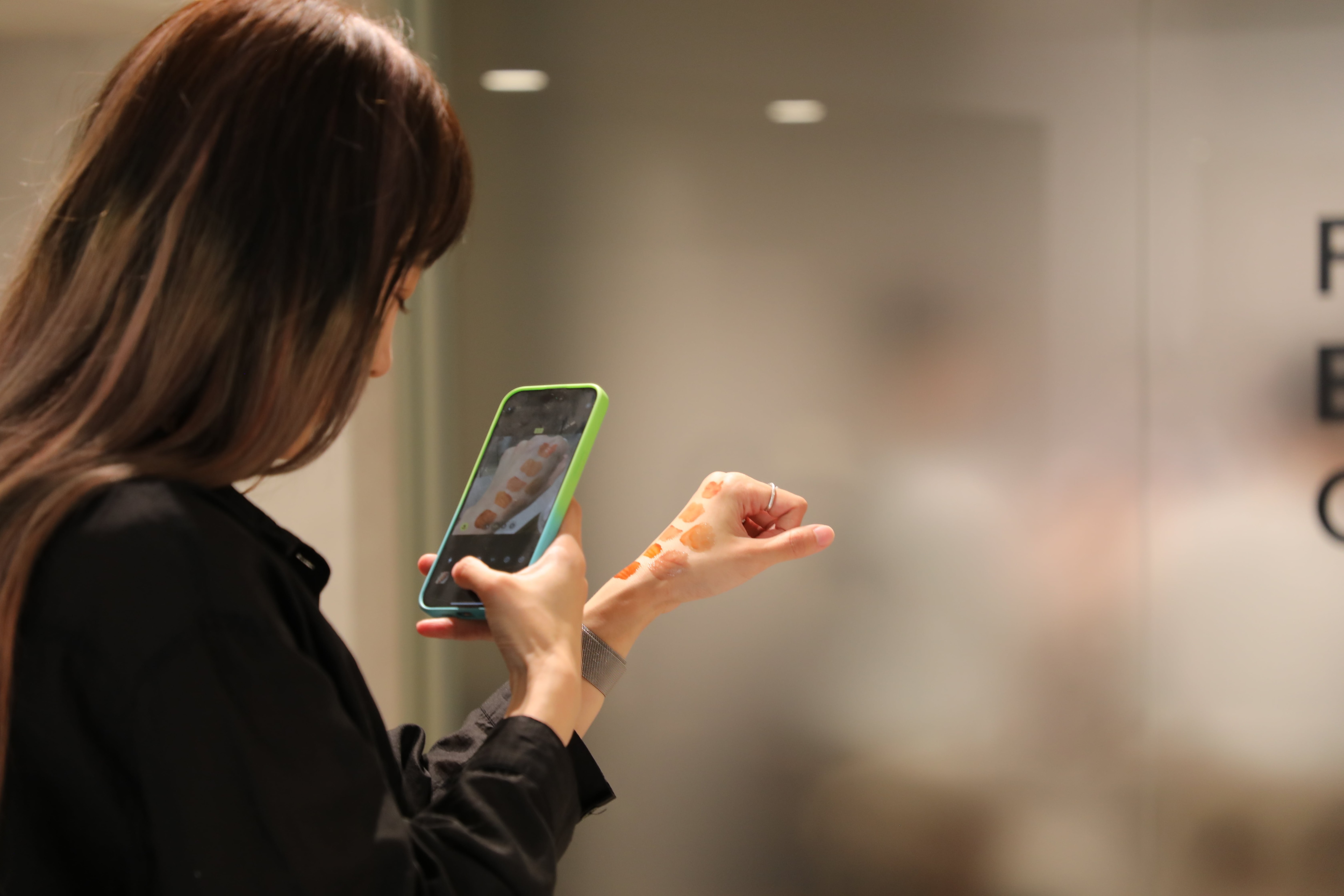 KOLが商品を手に撮影中