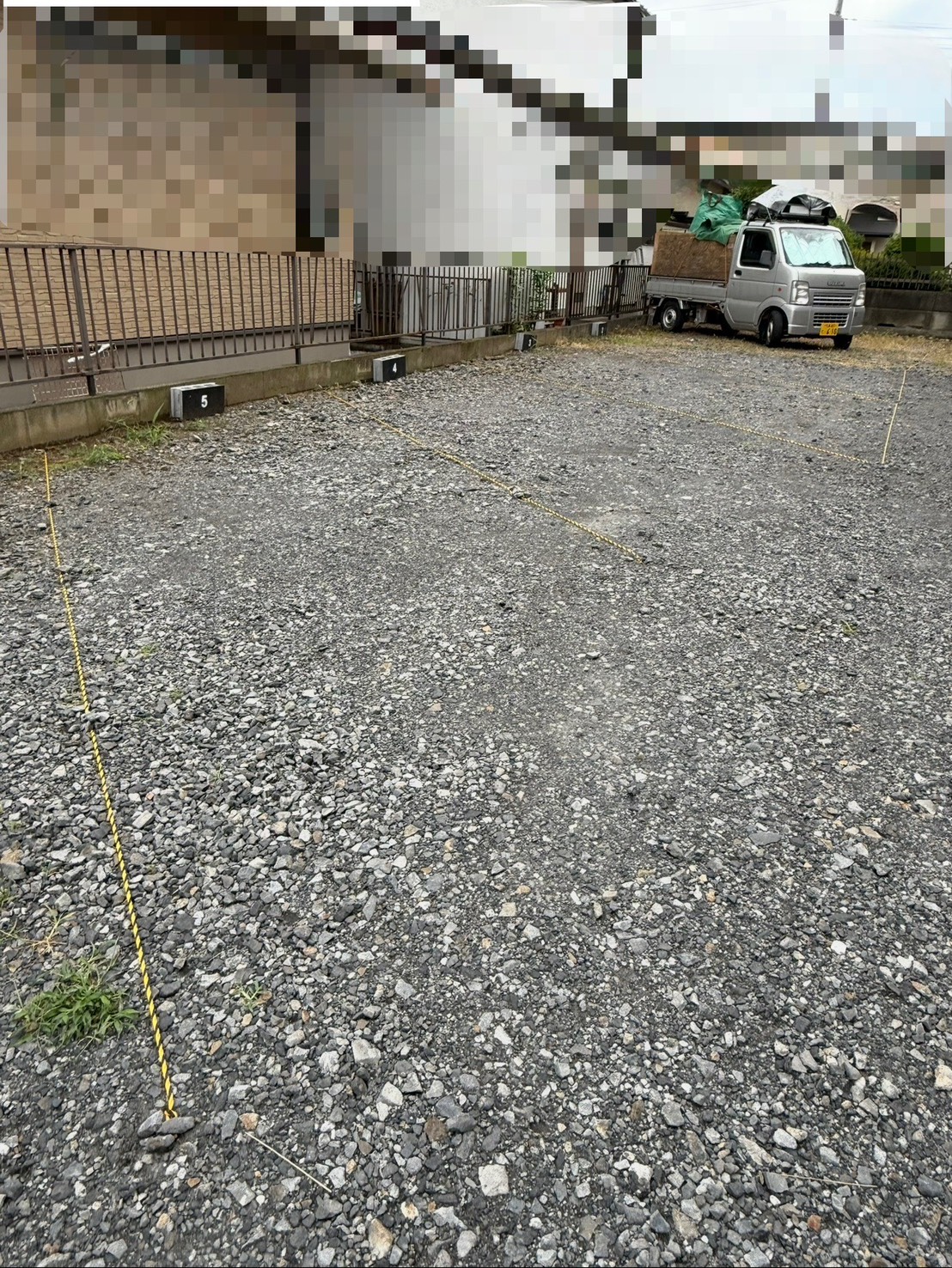 アパート駐車場の区画ロープ設置