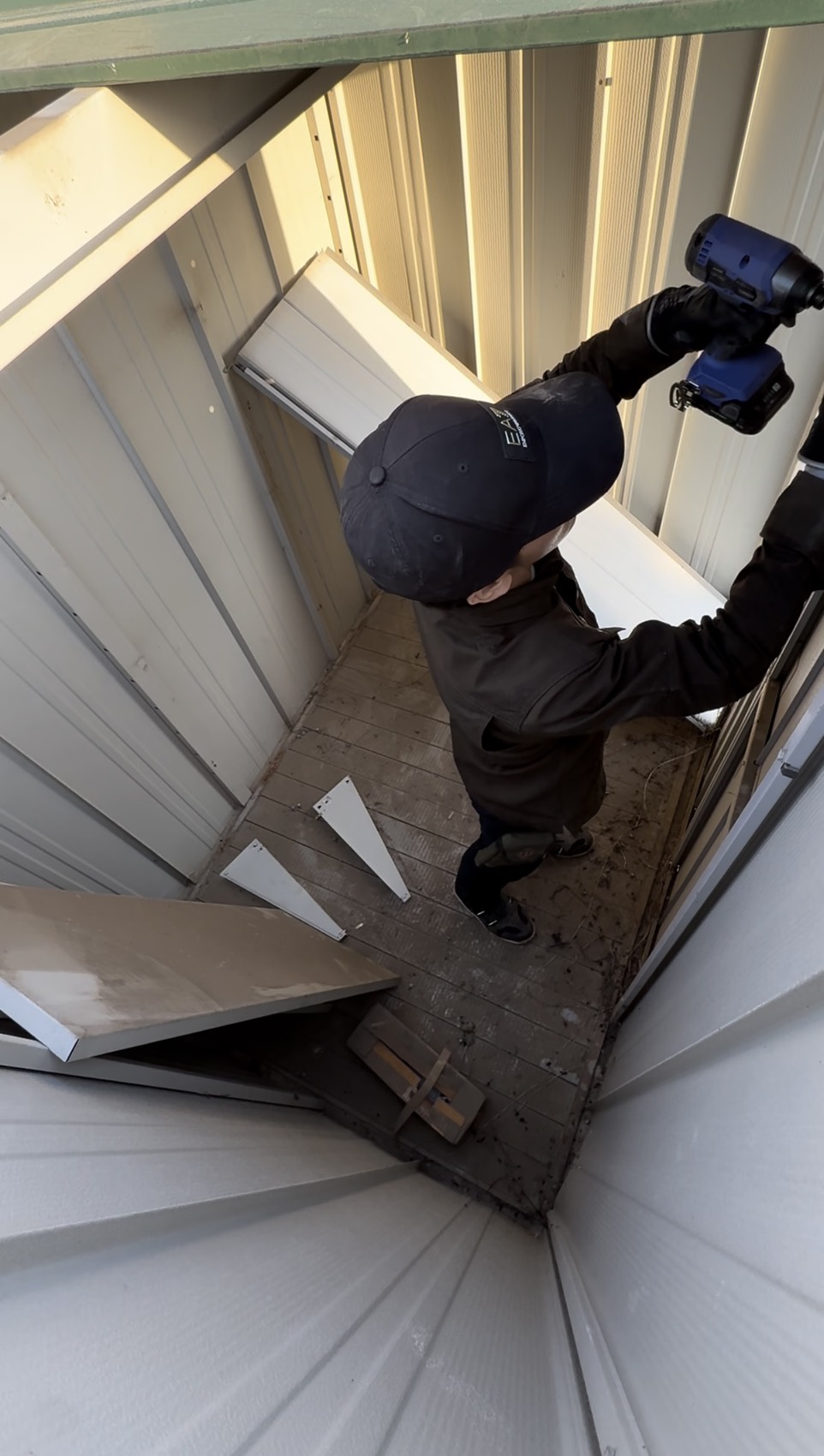 鍵をなくした倉庫の解体作業