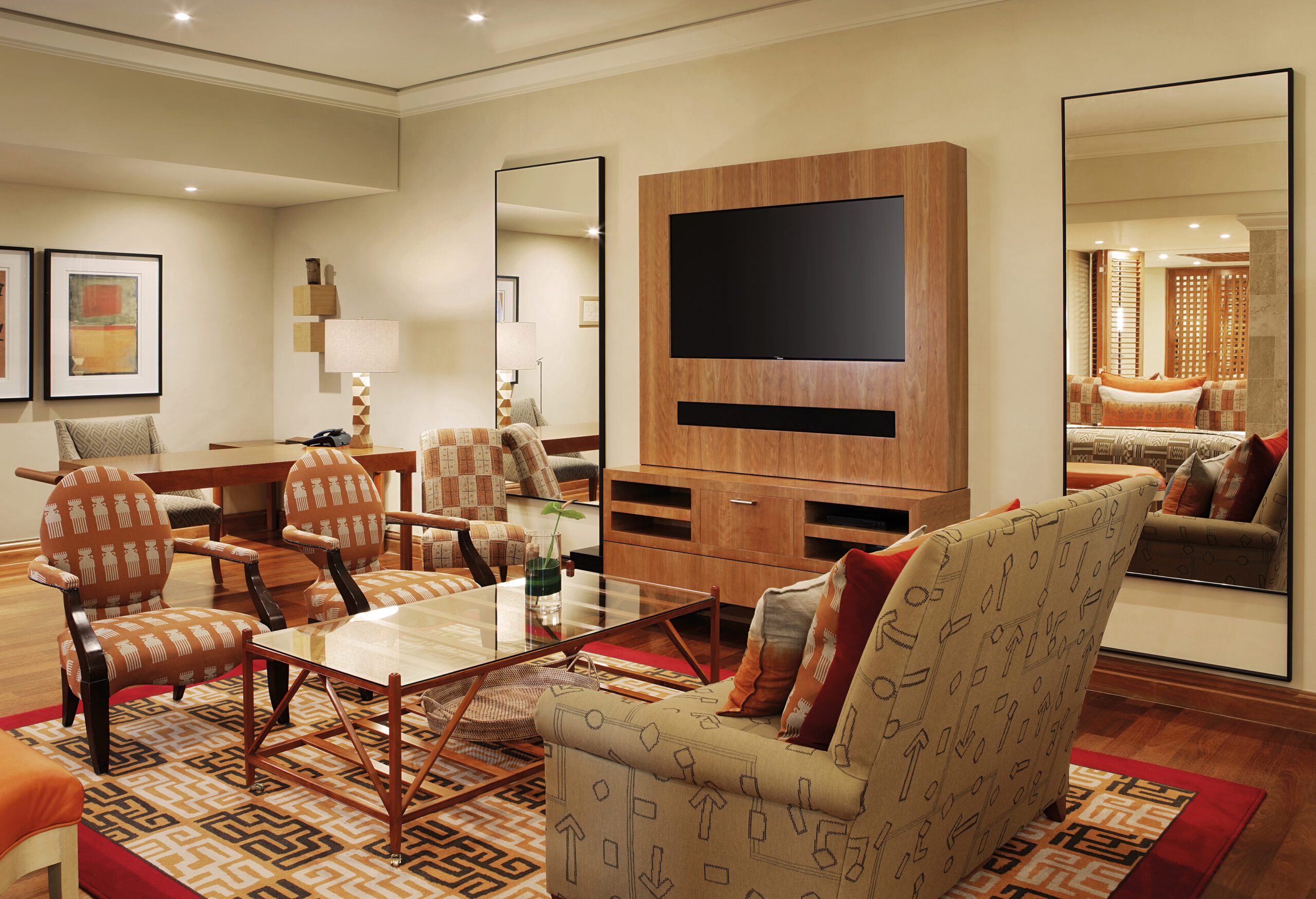 Lounge & Dining