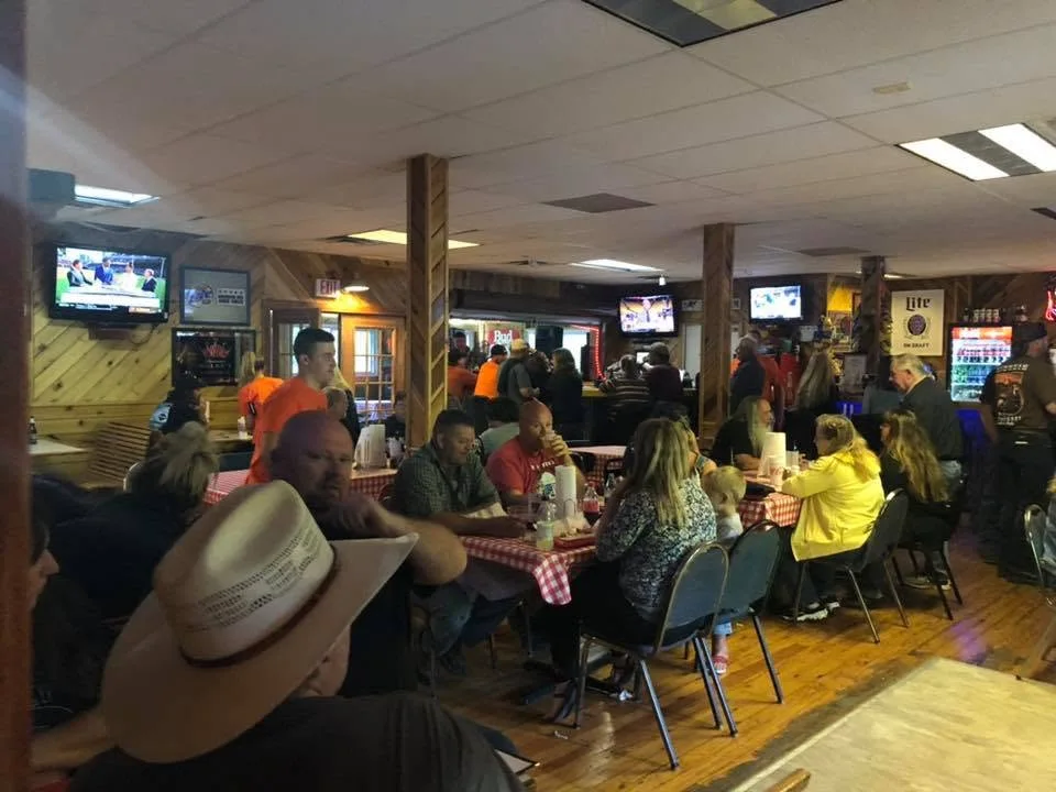 The Farm Bar & Grill guests