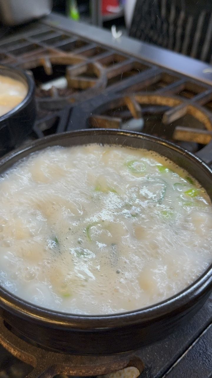 끓어오르는 수육 순대국 대표 메뉴