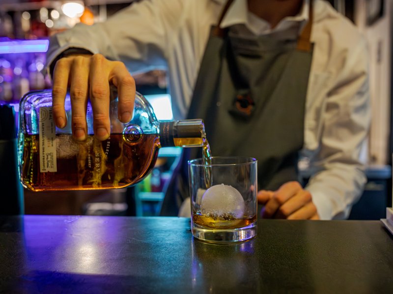 Expert whiskey service