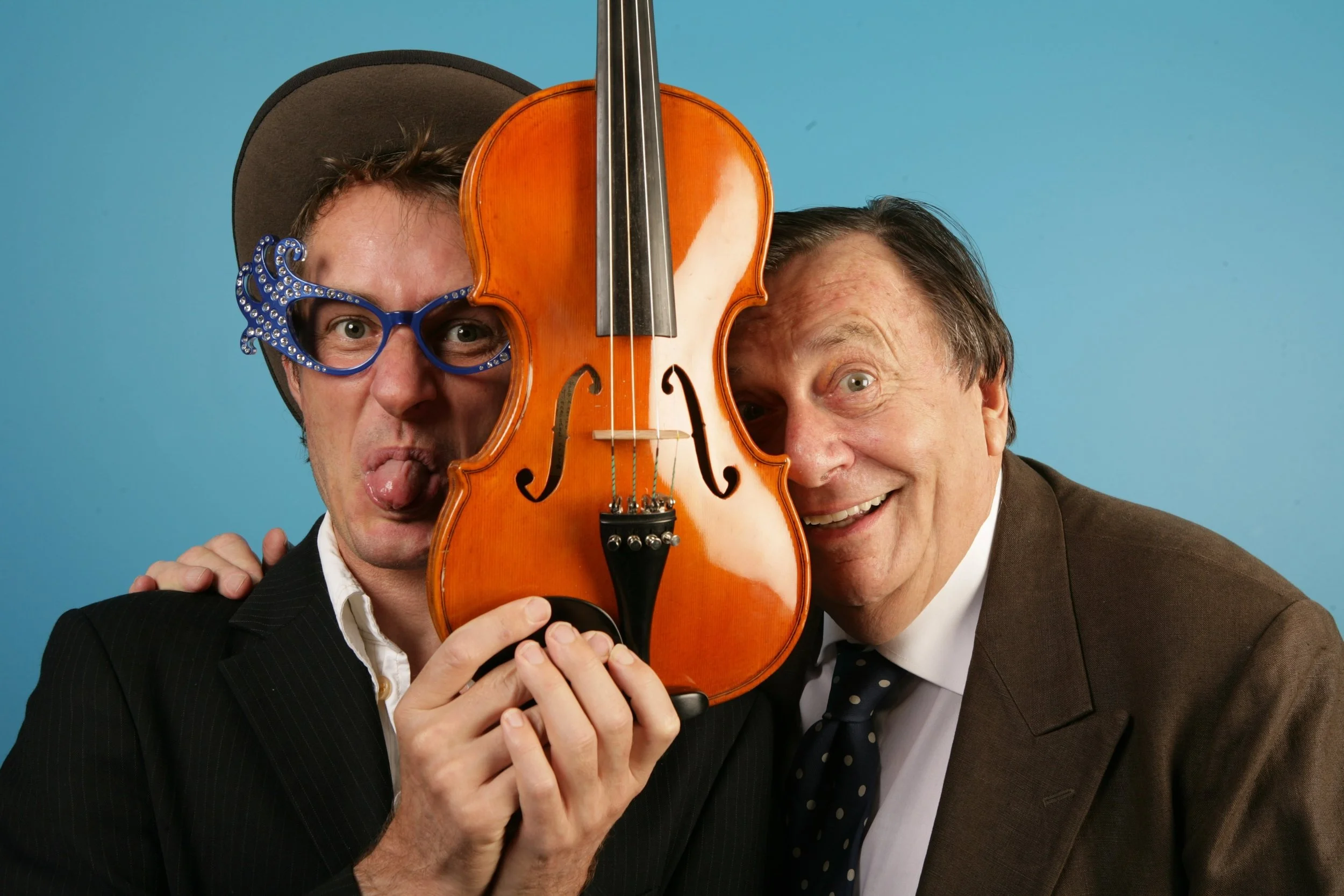 Richard Tognetti and Barry Humphries with Tom Ferguson's violin replica