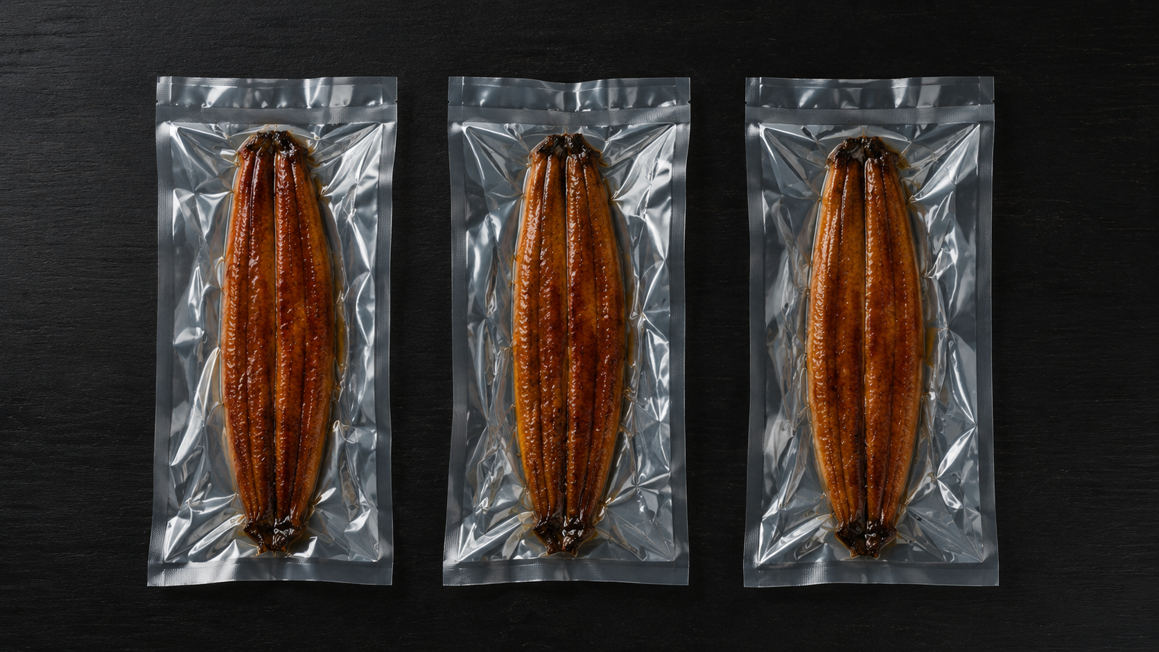 堆疊的真空包裝鰻魚 鰻匠本舖品牌包裝展示
