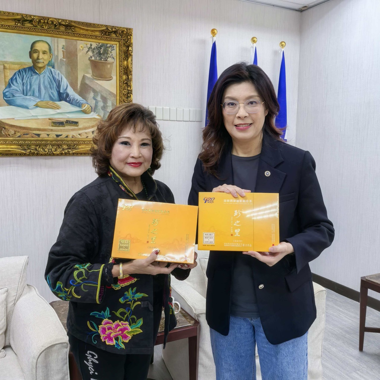 創會會長致贈國民黨主席鄭麗文 兩岸融合岩茶