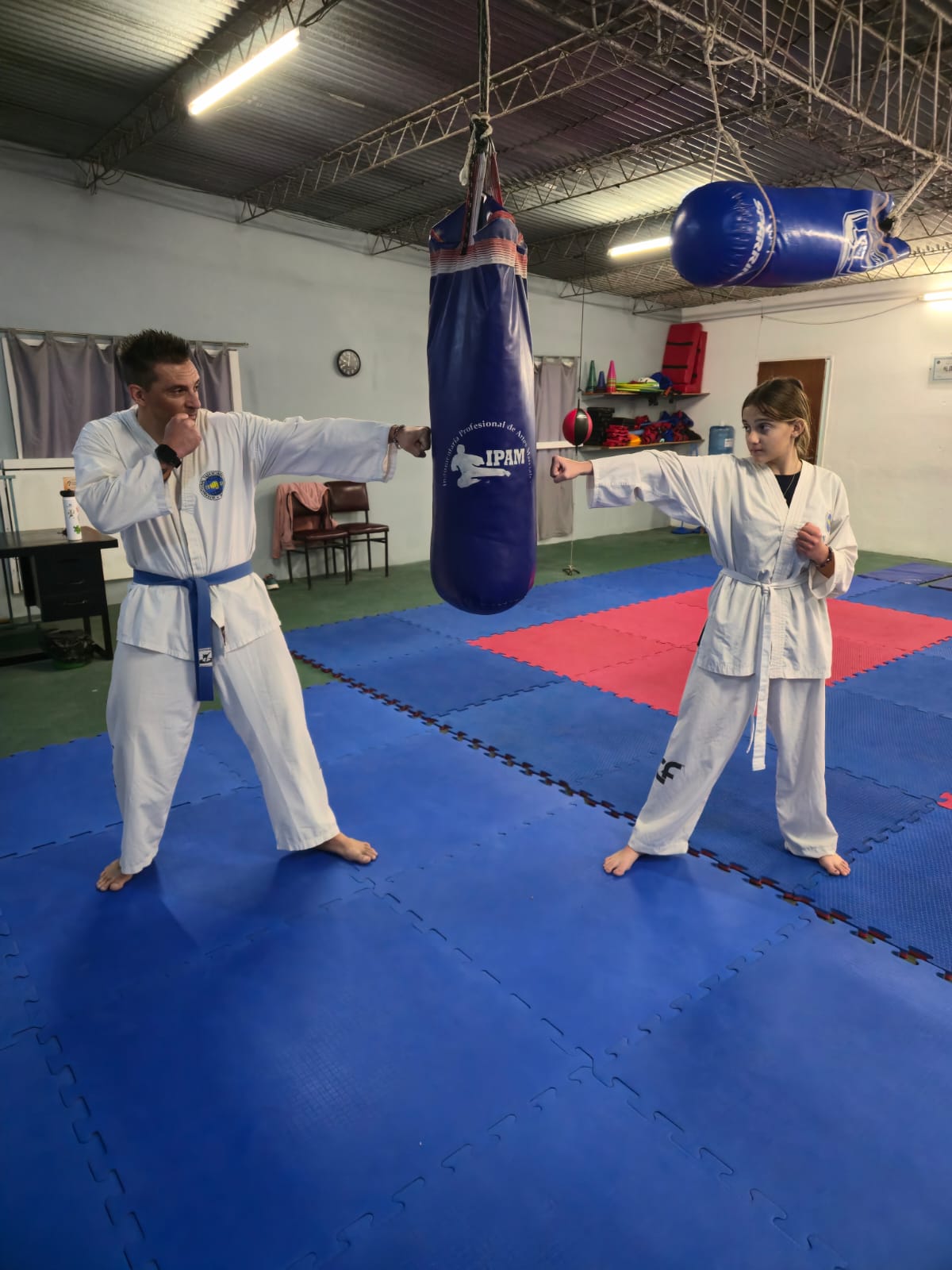 Alumnos practicando en el Dojang