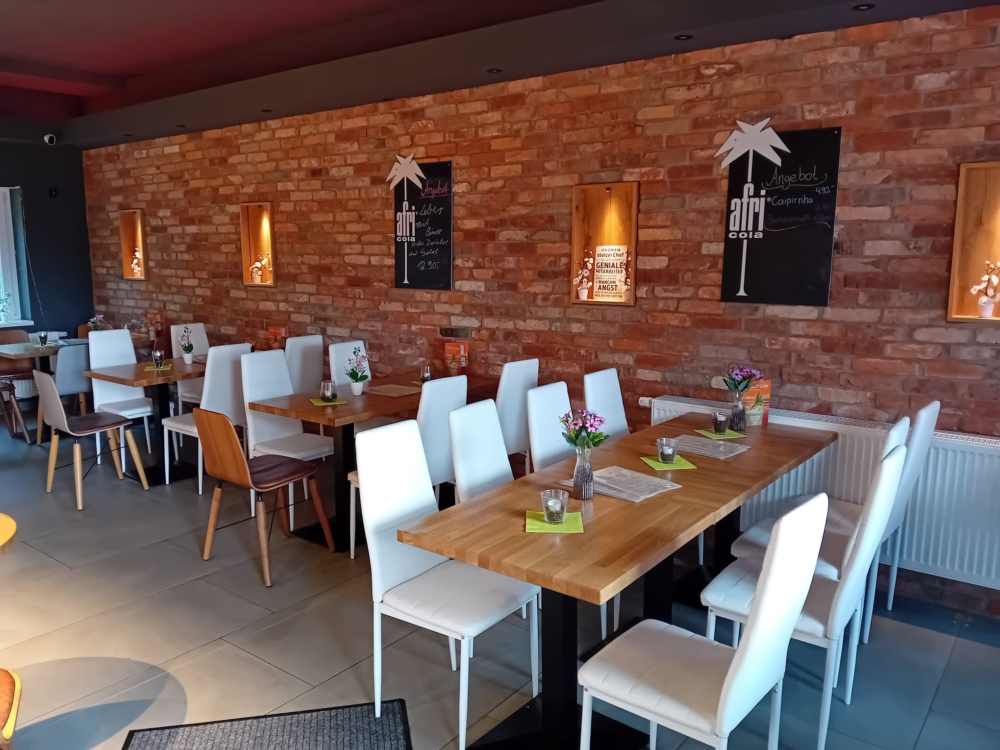 Gemütlicher Innenbereich mit hausgemachtem Eis und Kuchen im CN Eiscafé Leipzig-Grünau im Daffner Haus