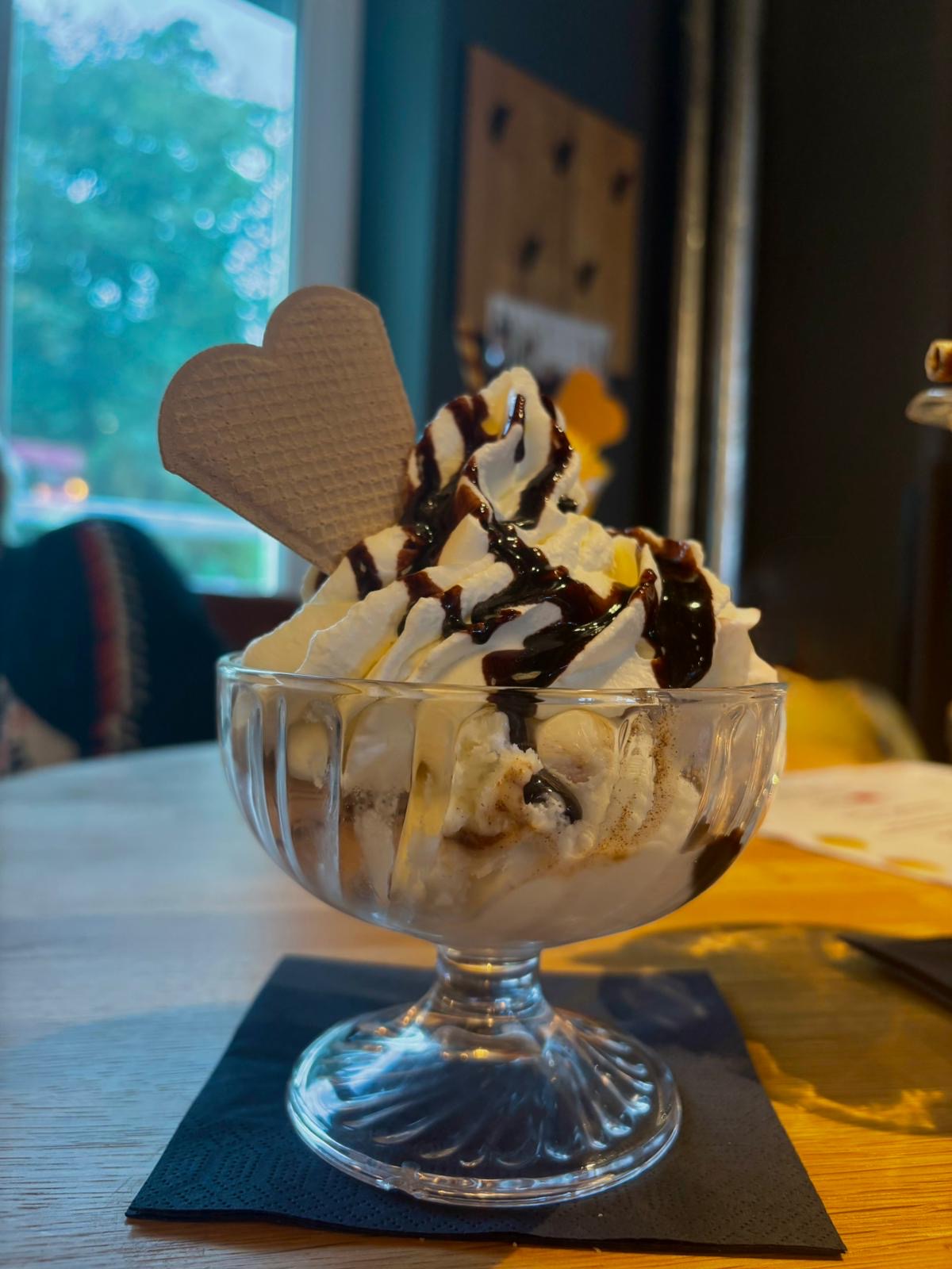 Hausgemachte Schwarzwälder Kirschtorte im Café Daffner Haus Leipzig