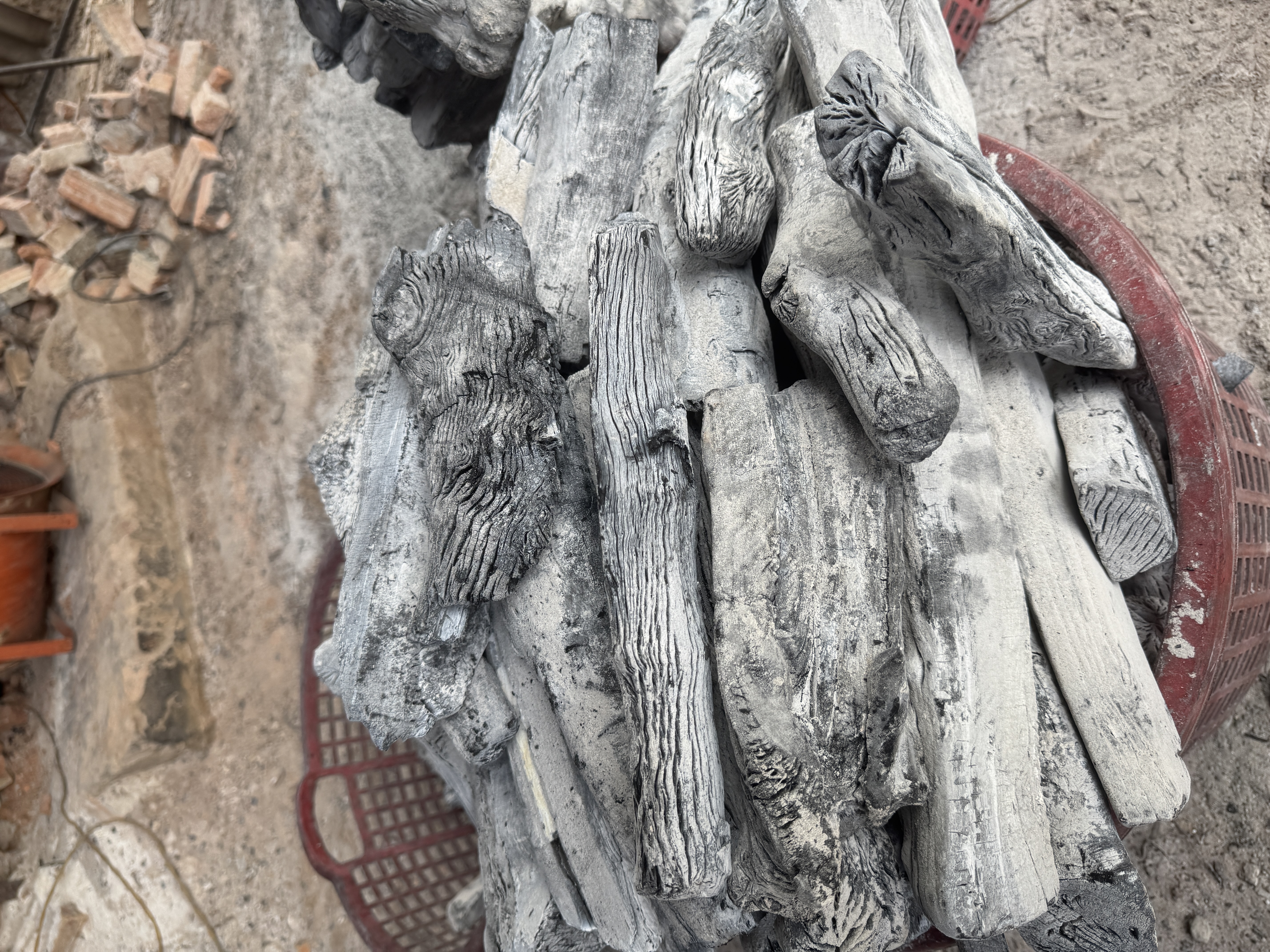 Than gỗ vải