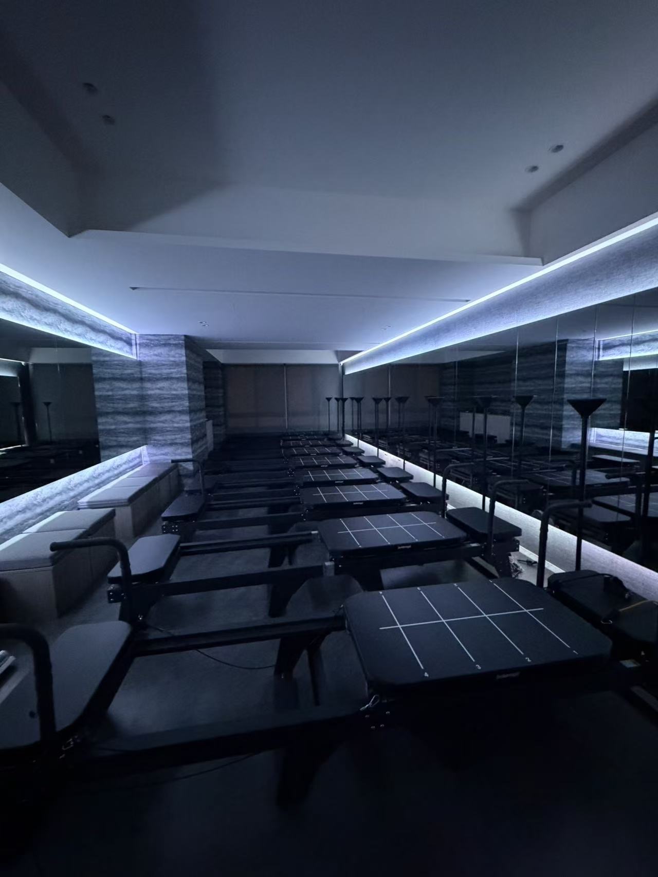 SolidMega 台灣超模機 Elite Pilates 台中南屯實體教室 SolidMega 台灣超模機器械皮拉提斯空間黑金質感教室 Elite Pilates