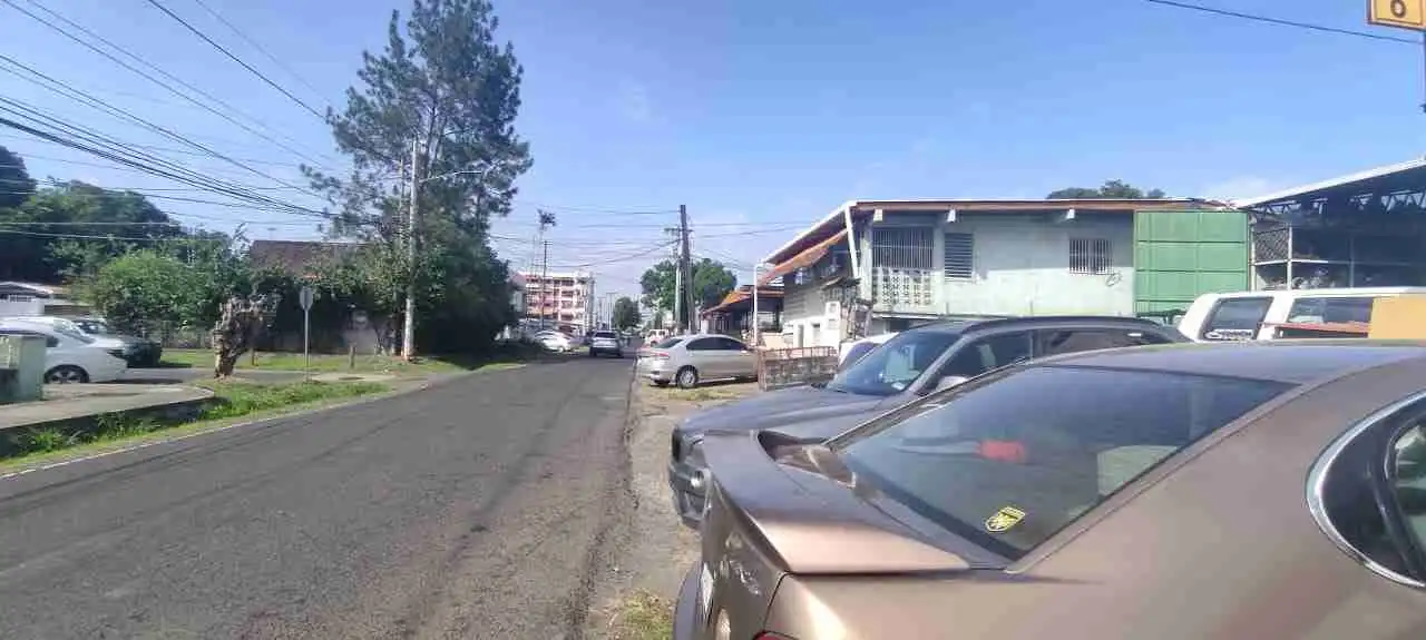 Vista de la calle hacia el taller