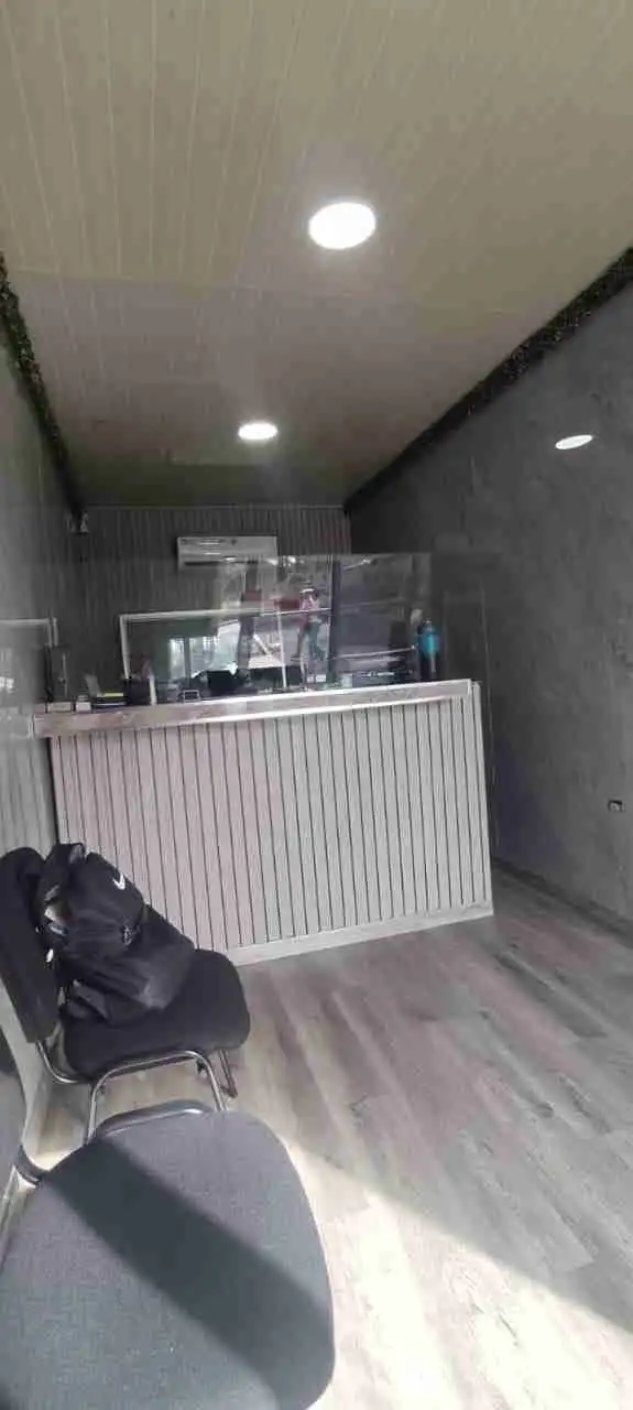 Interior del taller con vehículos