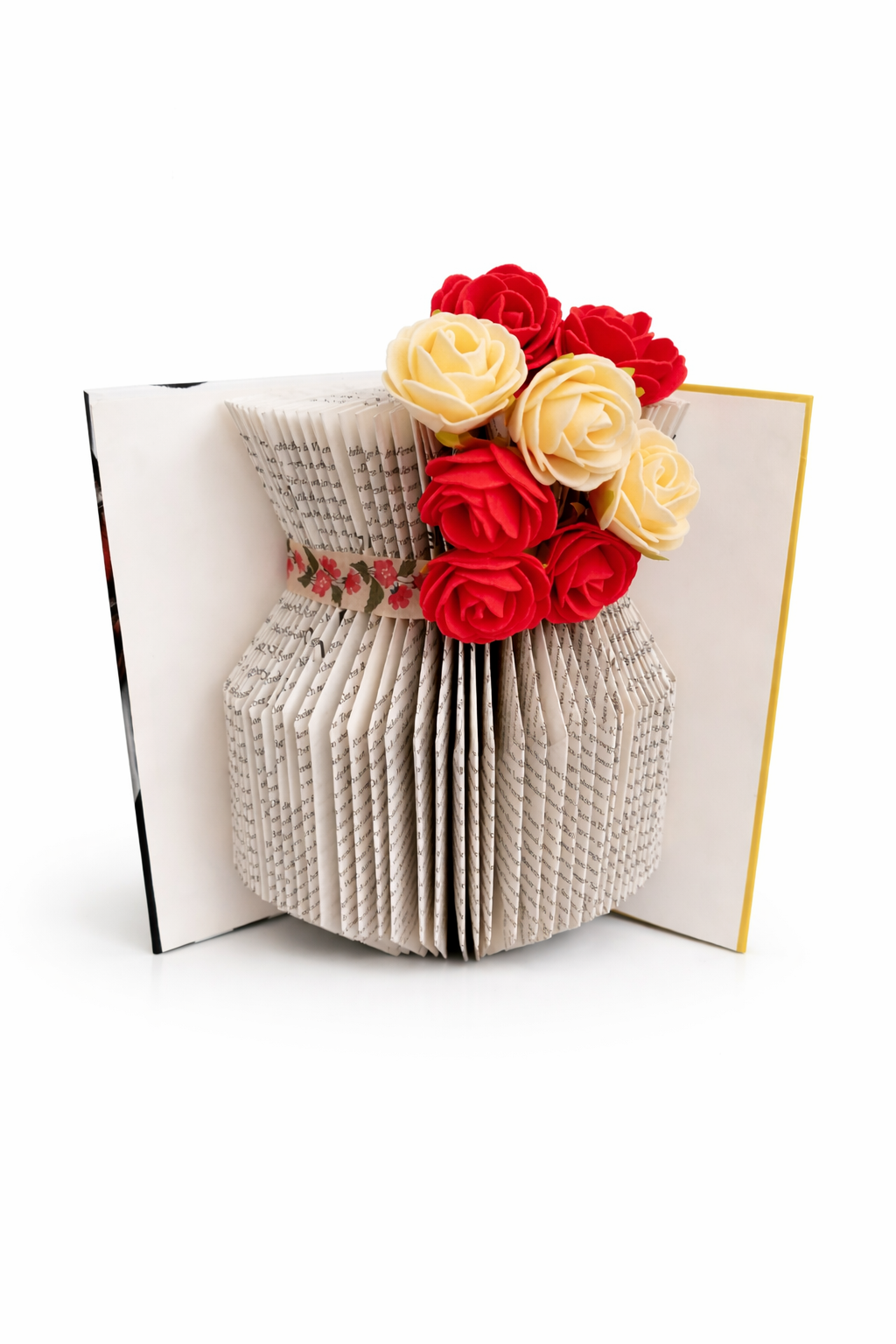 Livre plié Bouquet éternel – vase décoratif avec roses rouges et ivoire, fait main